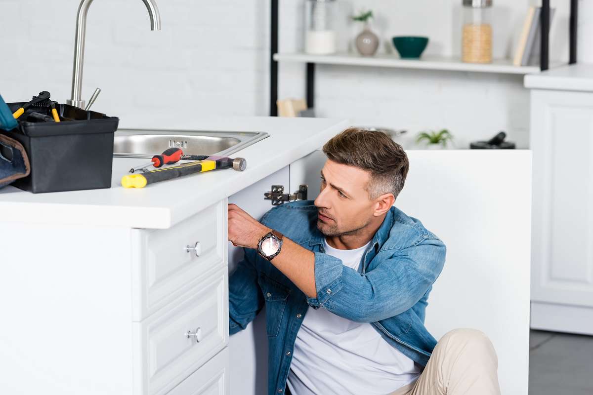 How to fit a kitchen sink into a worktop?